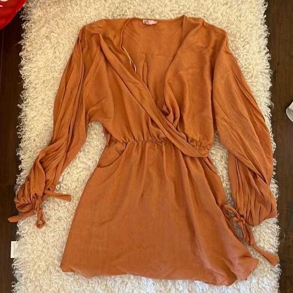 Flowy rust linen mini dress with bow details - Picture 3 of 4